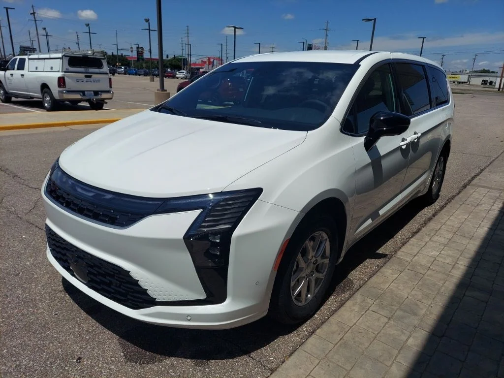 New 2027 Bright White Clear-Coat Exterior Paint Chrysler Select image 3