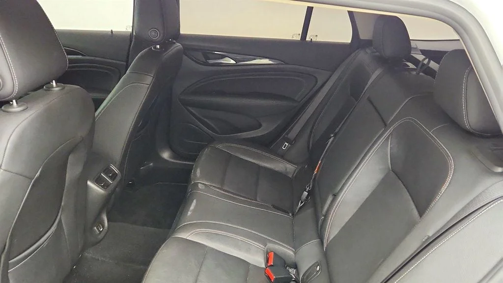 Used 2019 Summit White Buick 5dr Wagon Essence AWD image 20