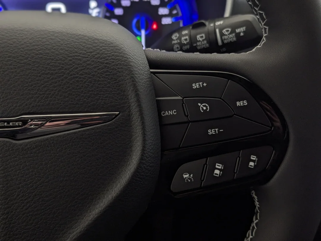 New 2026 White Chrysler Select - - AWD - 3.6L Pentastar V6 - Adaptive Cruise Control - Blind Spot Monitor & More! image 17