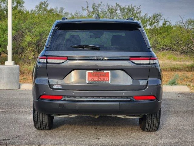 Used 2025 Baltic Gray MET Jeep Laredo 4x2 image 6