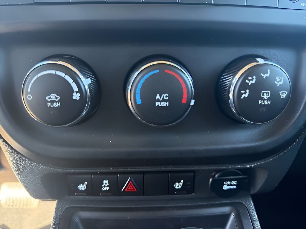 Used 2015 Granite Crystal Metallic Clearcoat Jeep Latitude image 28