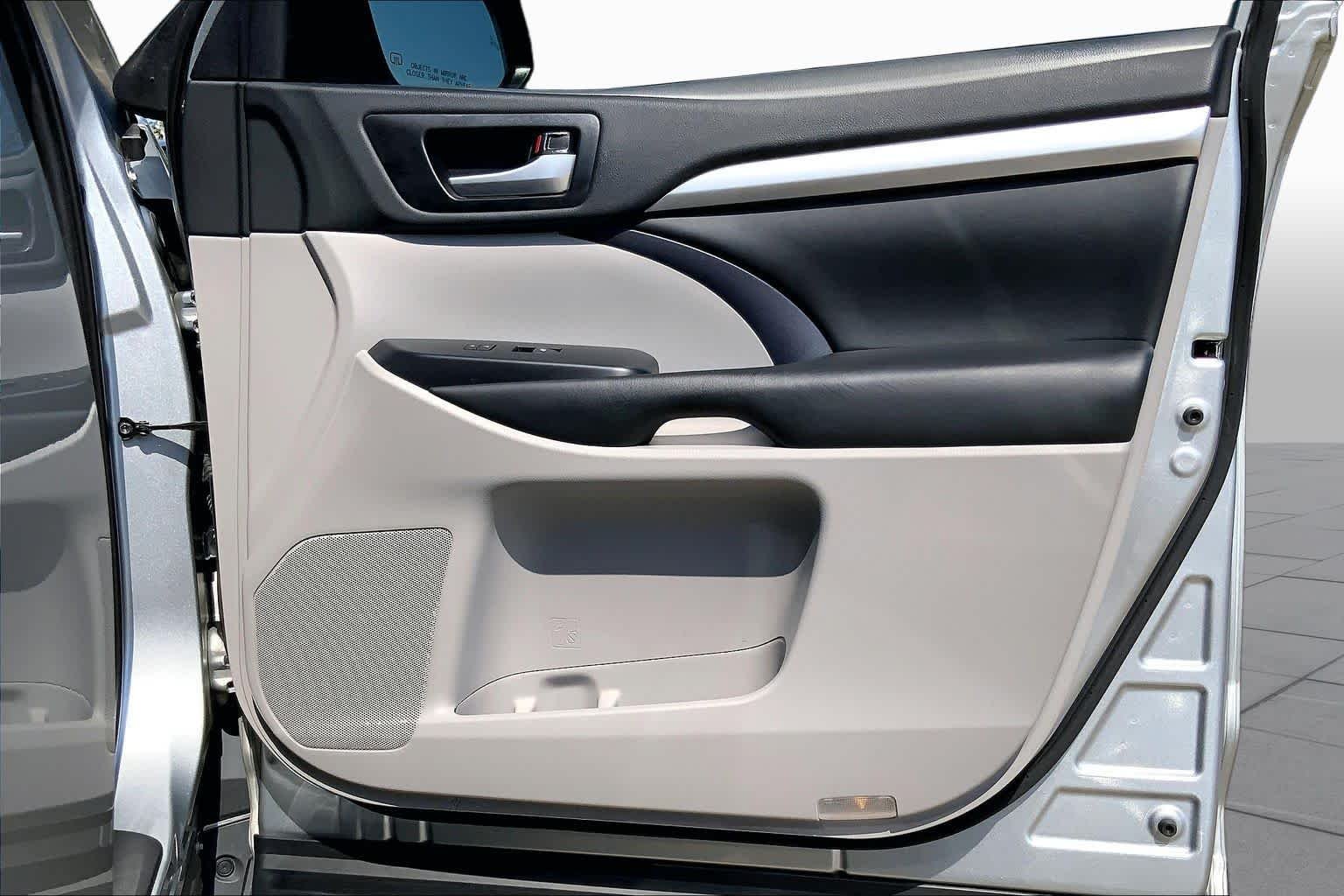 Used 2019 Celestial Silver Metallic Toyota XLE image 23