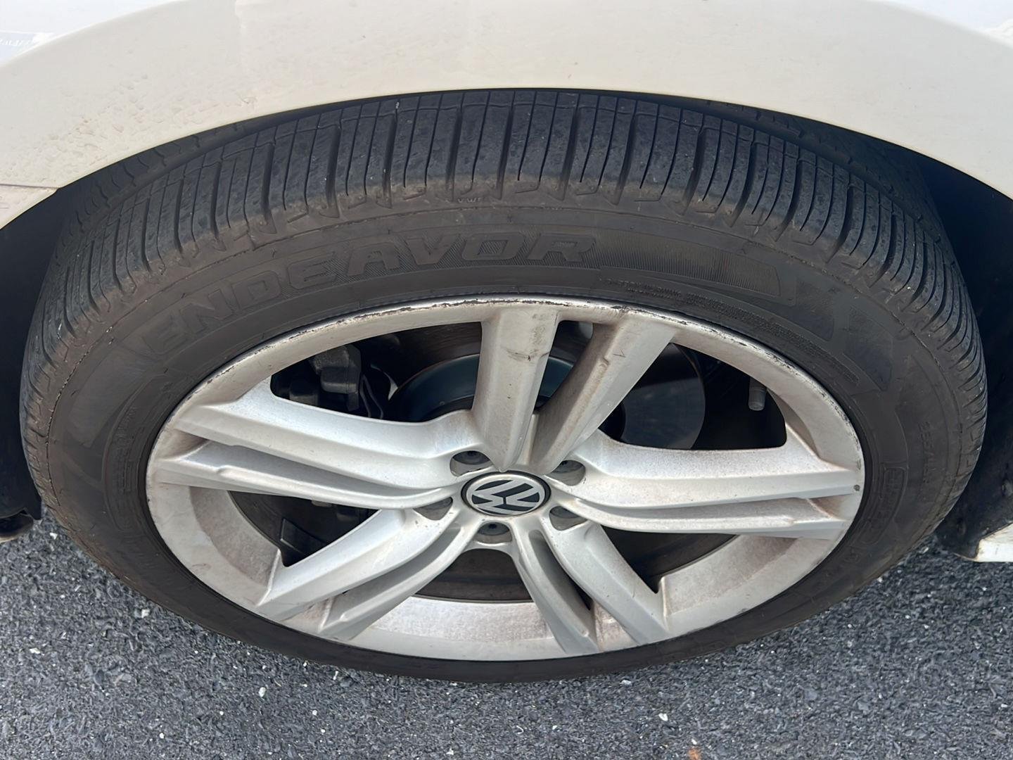 Used 2013 Candy White Volkswagen TDI SE w/Sunroof & Nav image 11