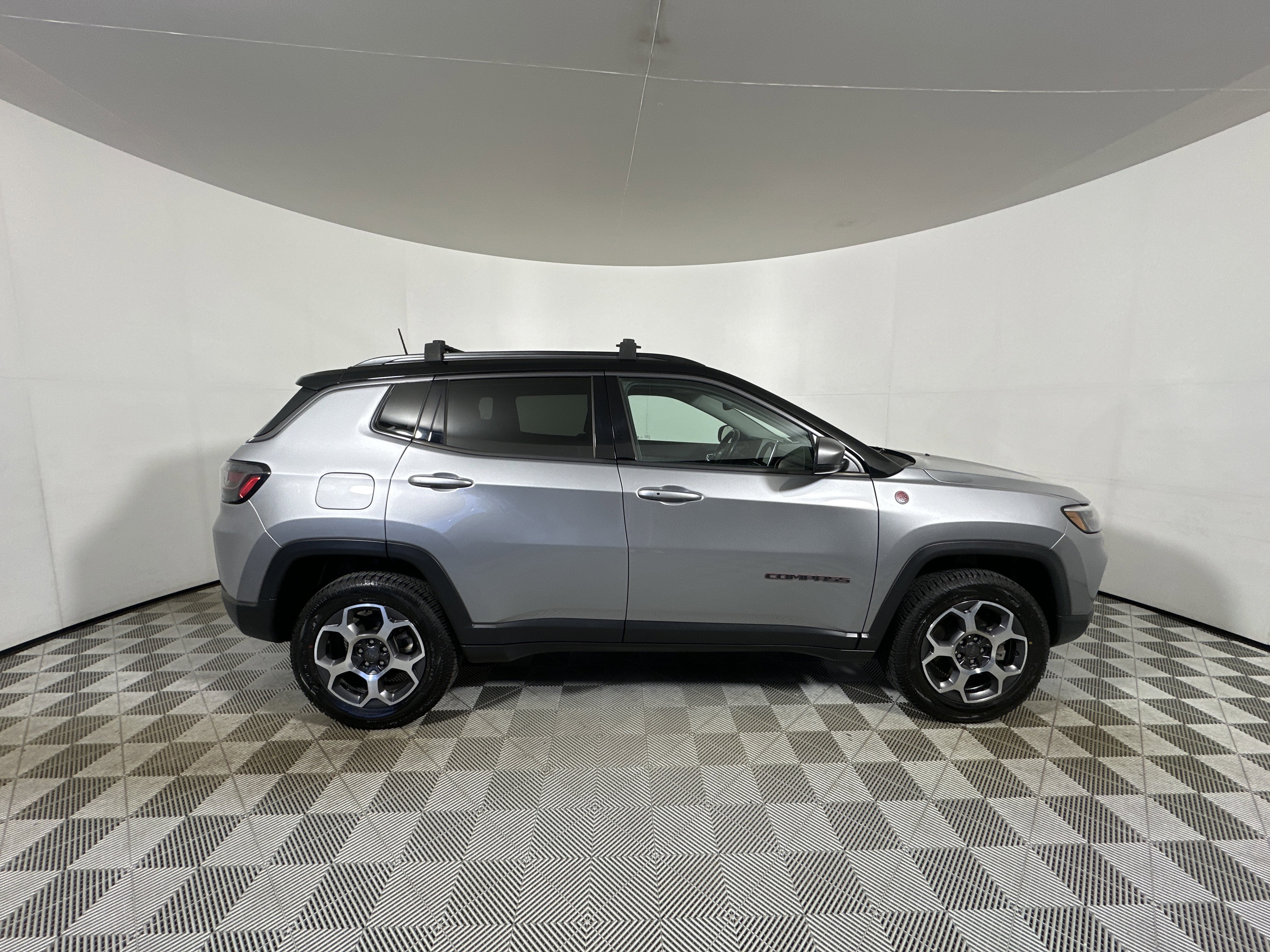 Used 2022 Billet Silver Metallic Clearcoat Jeep Trailhawk image 8
