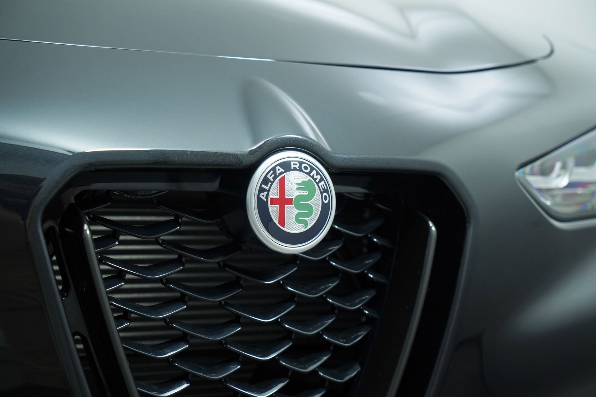 New 2025 Vulcano Black Metallic Exterior Paint Alfa Romeo Base image 11