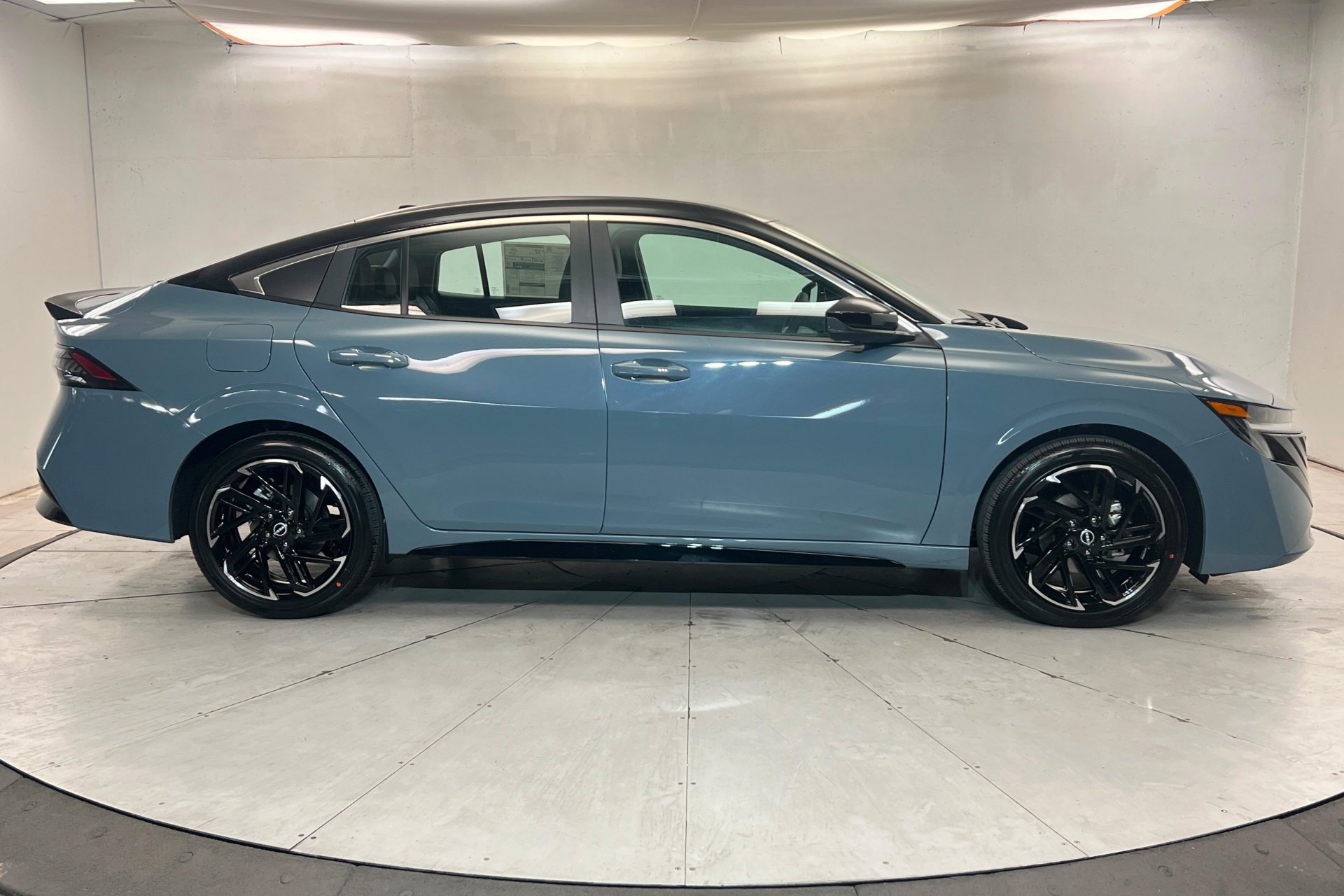New 2026 Atlantic Gray Metallic / Super Black Two-tone Nissan SR image 7
