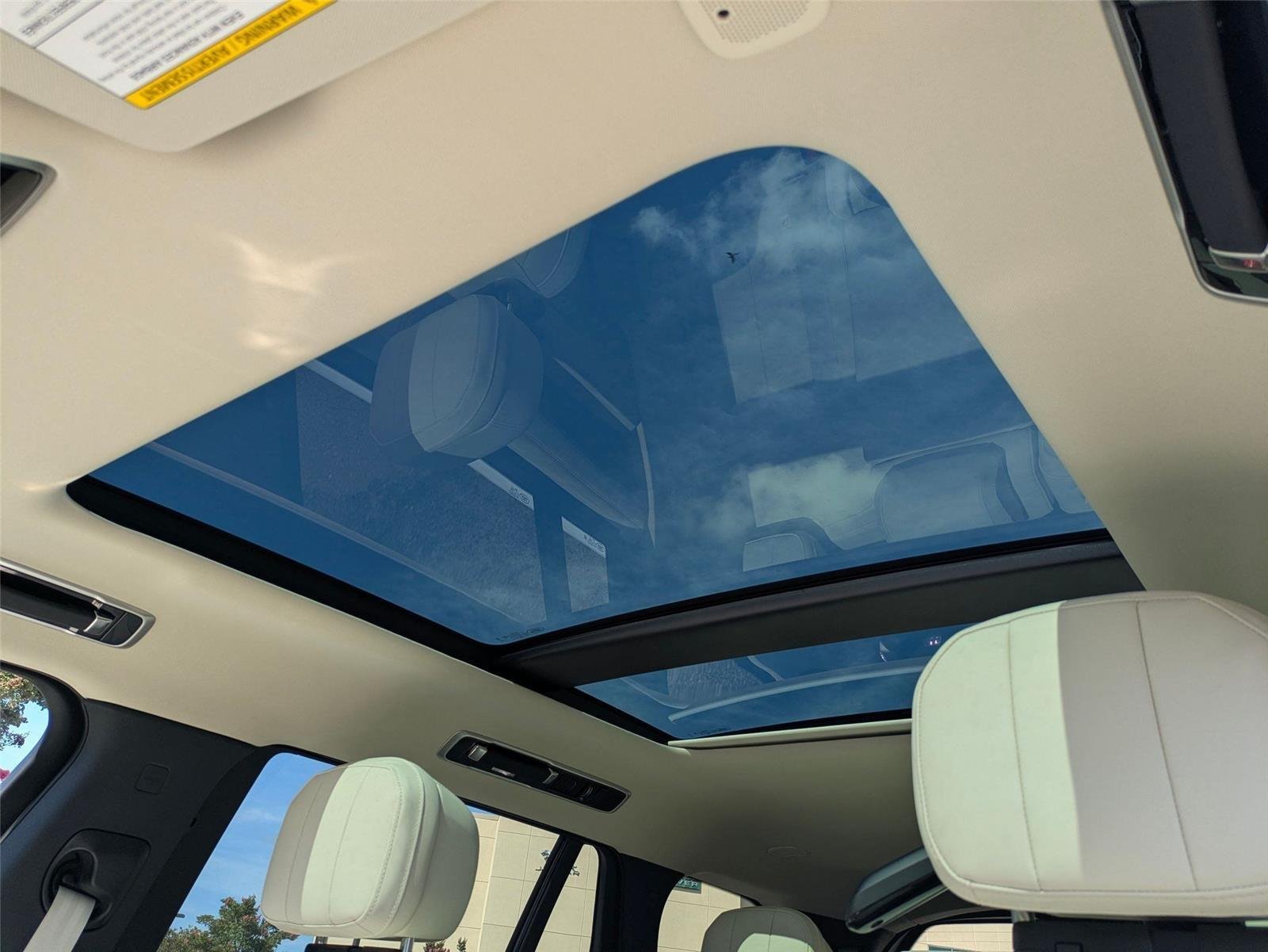 New 2026 Fuji White LAND ROVER SE 7 Seats image 24