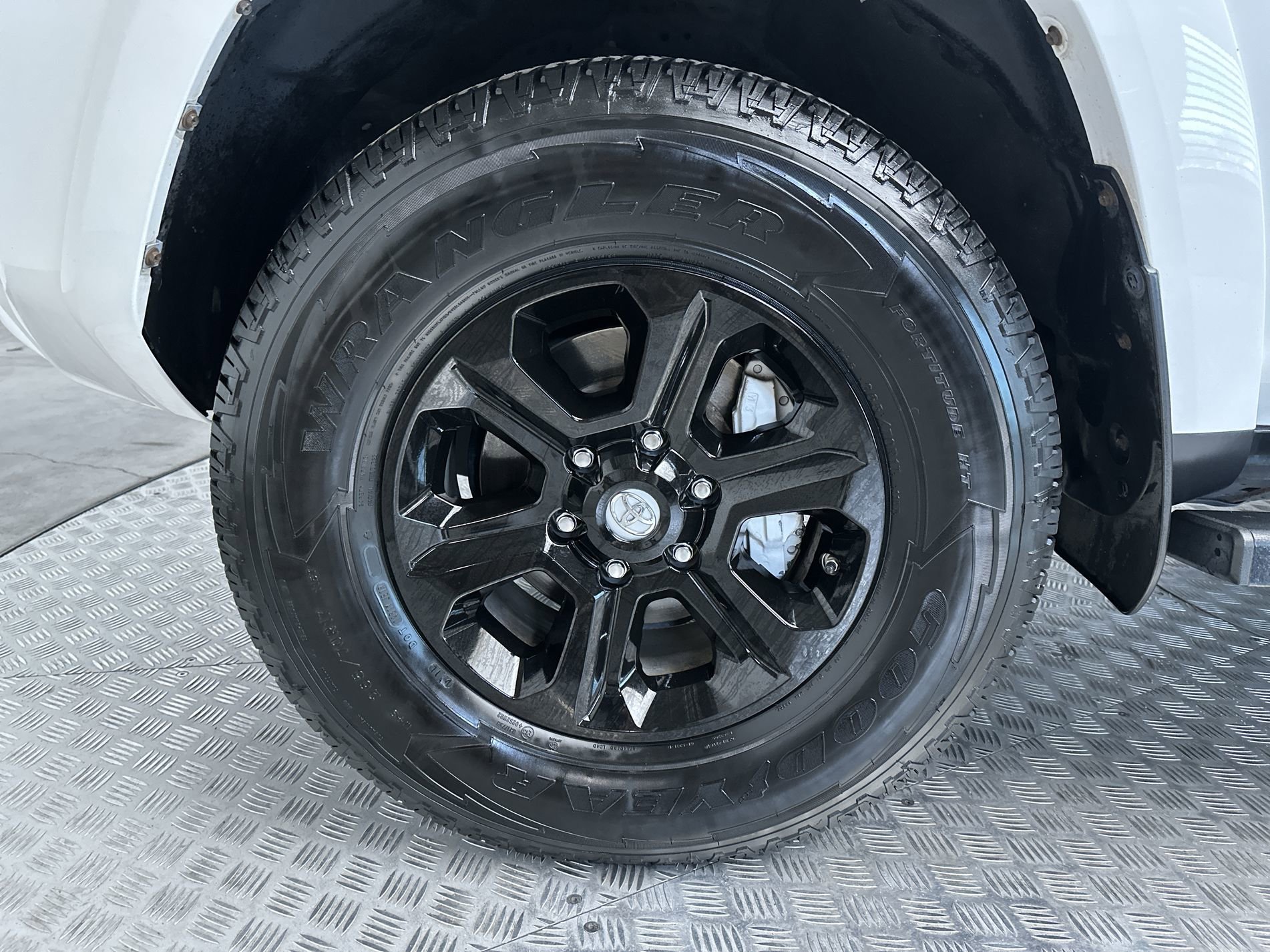 Used 2016 Super White Toyota SR5 image 25