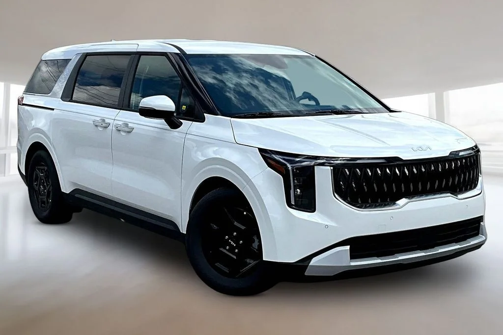 New 2026 Snow White Pearl Kia LXS image 2