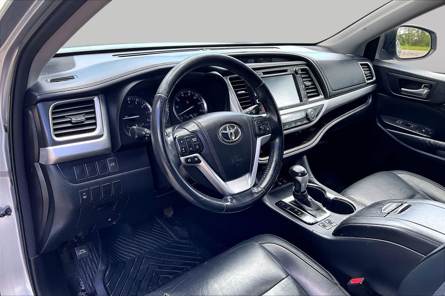 Used 2015 Silver Sky Metallic Toyota XLE image 18
