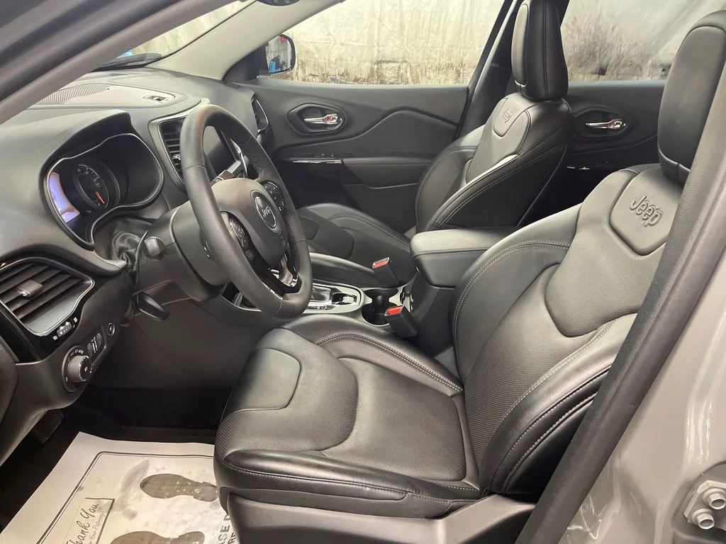 Used 2023 Gray Jeep Altitude image 14