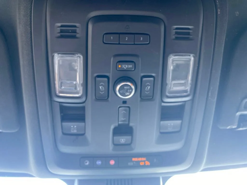 Used 2023 SUMMIT WHITE Chevrolet Premier image 27