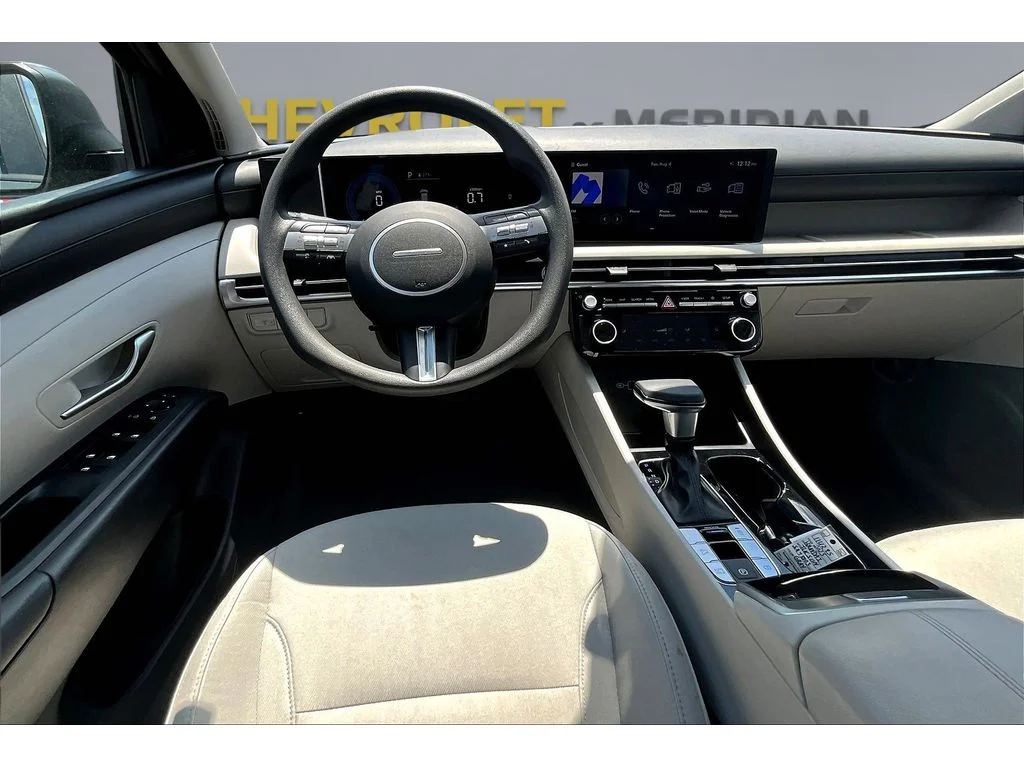 Used 2025  Hyundai SEL image 5