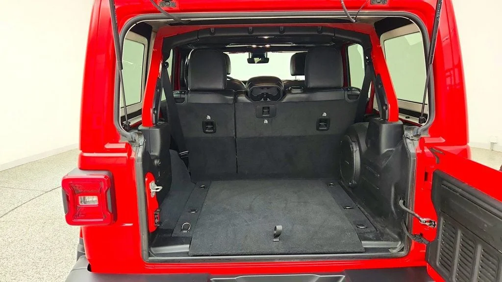 Used 2022 Firecracker Red Clearcoat Jeep Unlimited Sahara 4x4 w/ Hard Top, Selec-Trac & LED Lighting image 21
