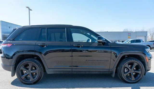 Used 2023 Black Jeep Altitude X image 5