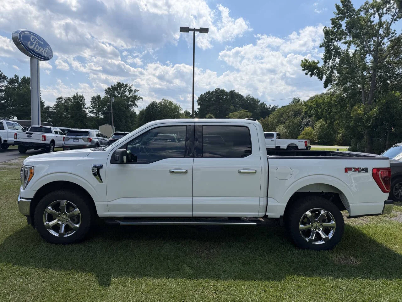 Used 2023 White Ford XLT 4x4 4dr SuperCrew 5.5 ft. SB image 26