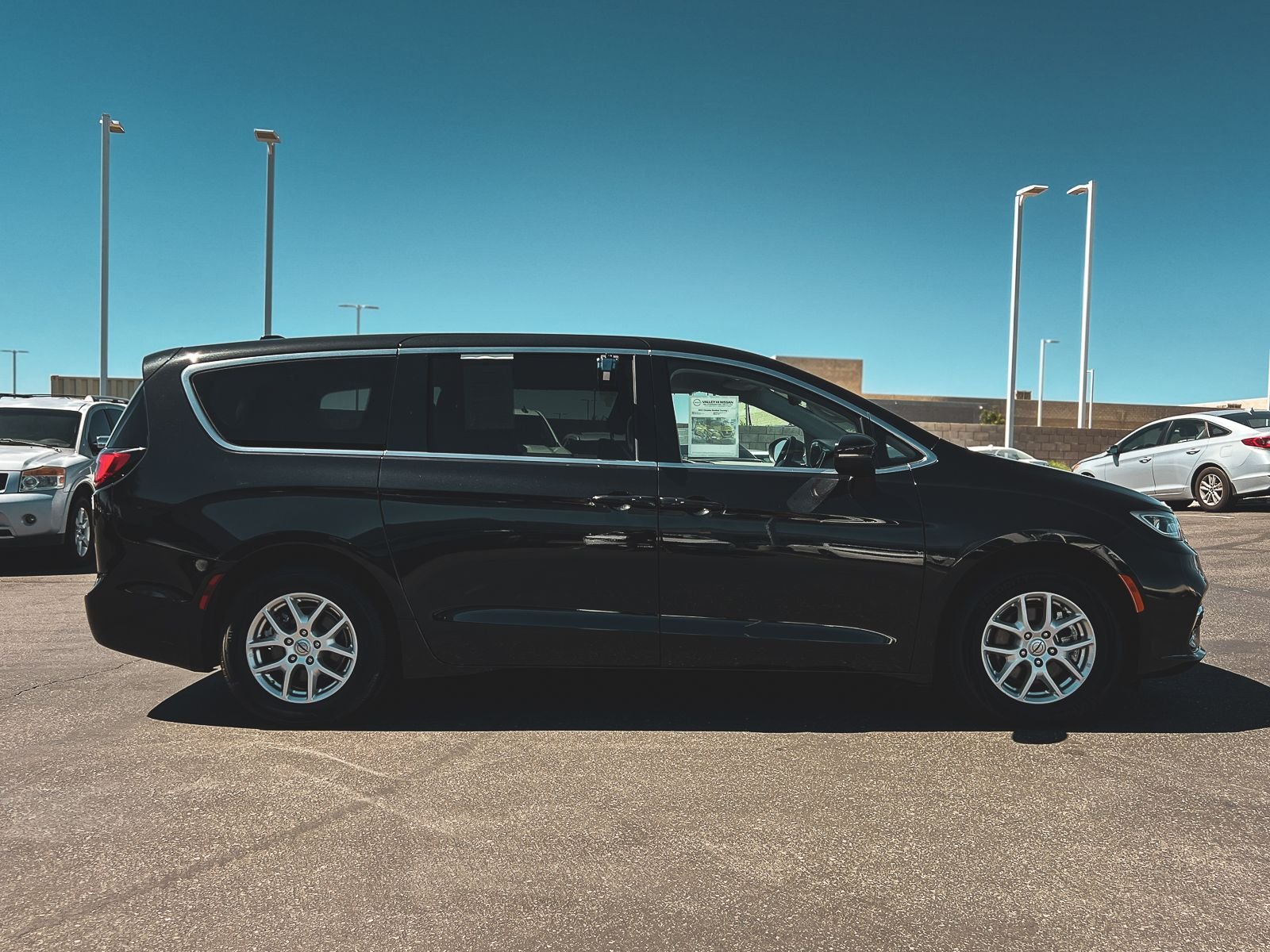 Used 2023 Black Chrysler Touring L image 8