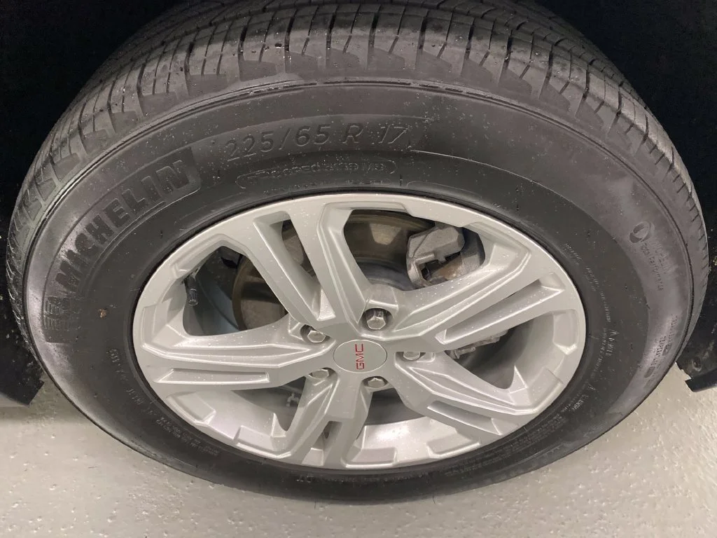 Used 2024 Sterling Metallic GMC SLE image 4