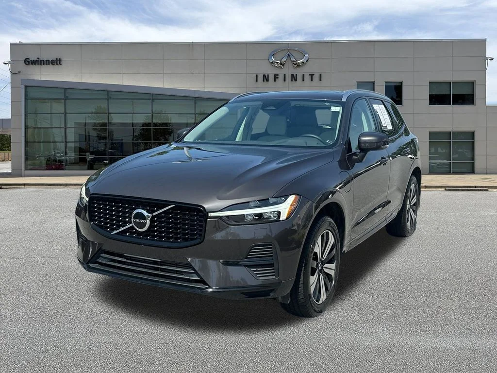 Used 2023  Volvo T8 Core Bright Theme image 1