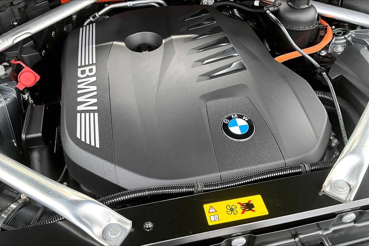 New 2026 Skyscraper Grey Metallic BMW xDrive50e image 17