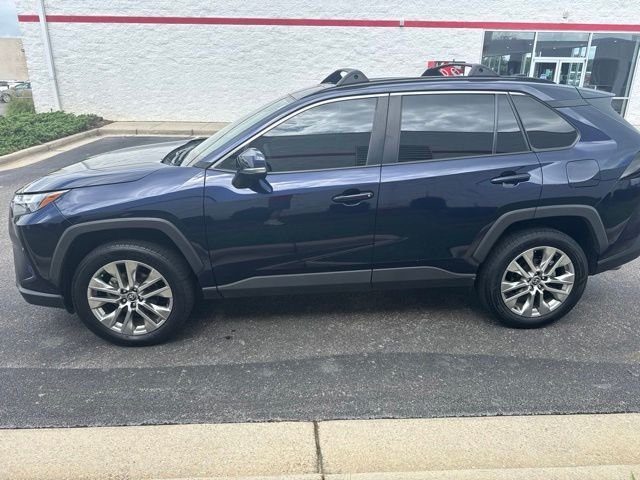 Used 2023  Toyota XLE Premium image 4