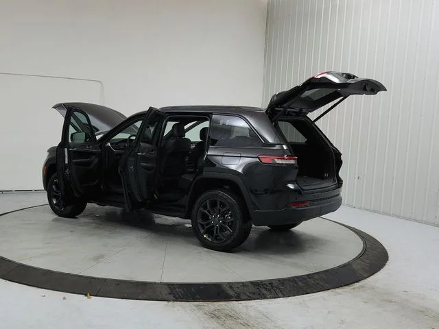 New 2025 Diamond Black Crystal Pearl-Coat Exterior Paint Jeep Limited image 13