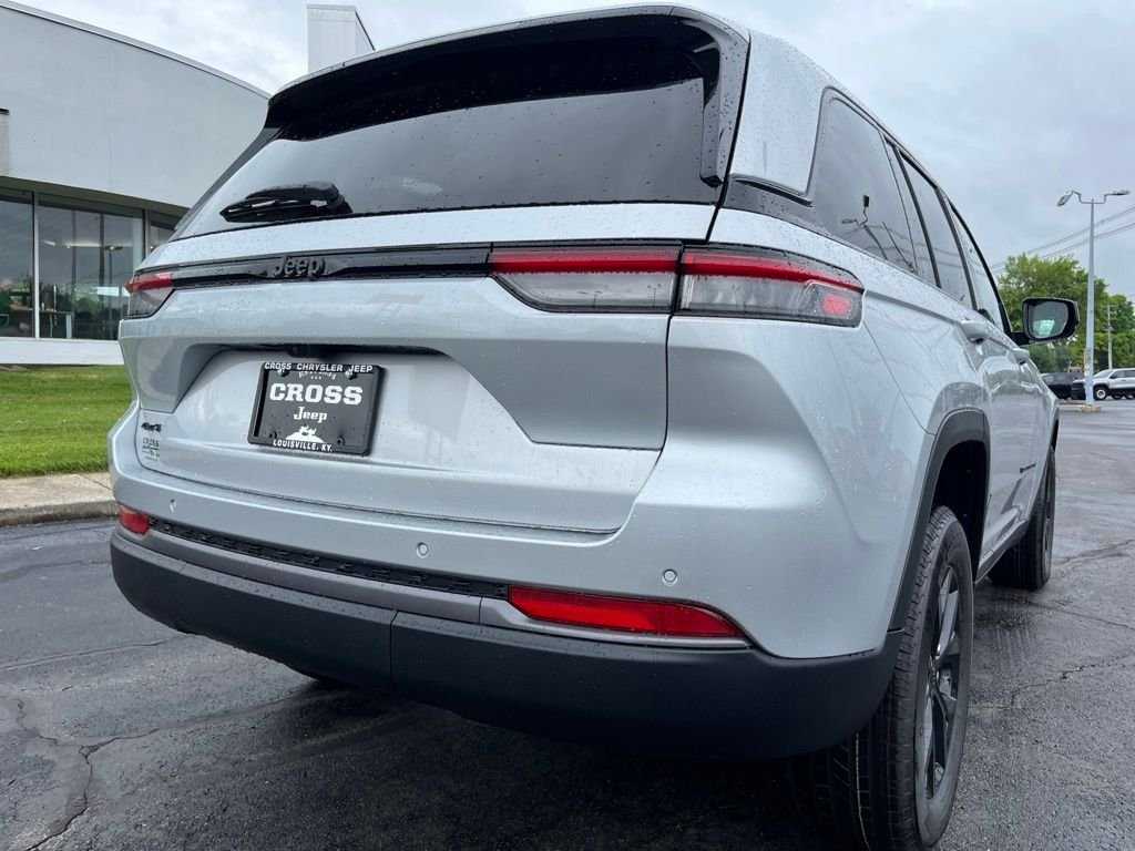 New 2026 Silver Zynith Exterior Paint Jeep Laredo Altitude image 43