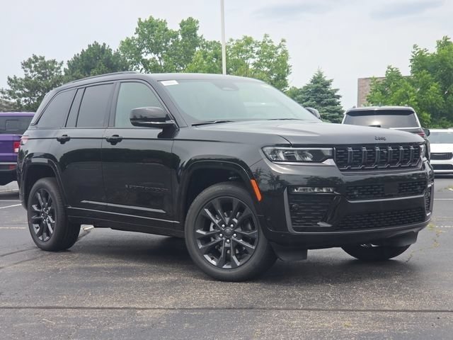 New 2026 Diamond Black Crystal Pearl-Coat Exterior Paint Jeep Limited Reserve image 2