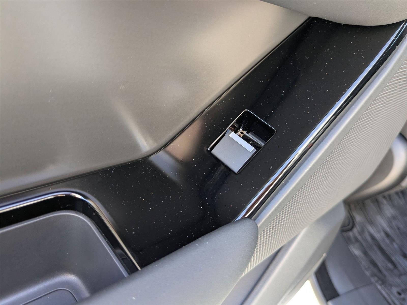 Used 2026 Fuji White Land Rover S image 24