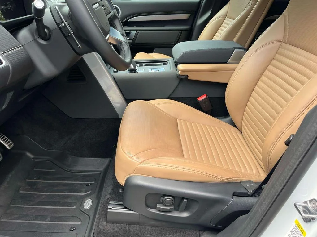 Used 2025  Land Rover Dynamic SE image 9