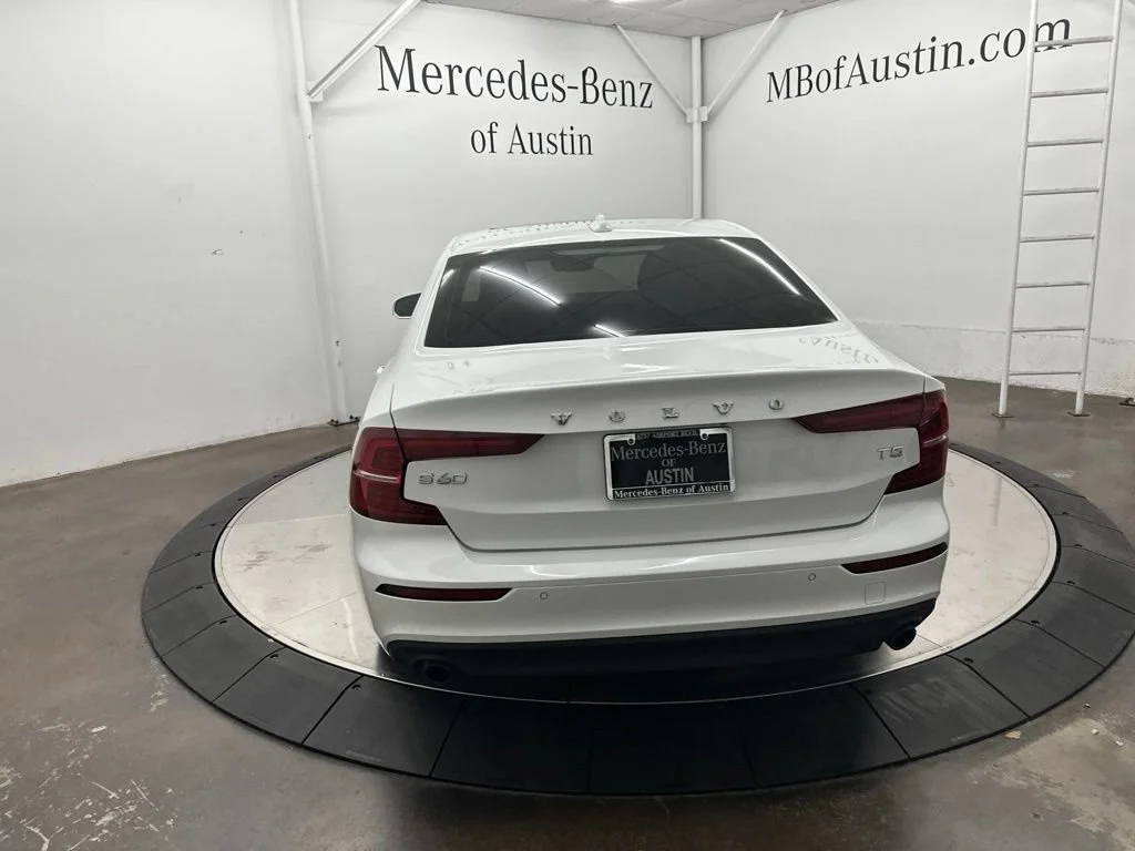 Used 2019 White Volvo T5 Momentum image 6