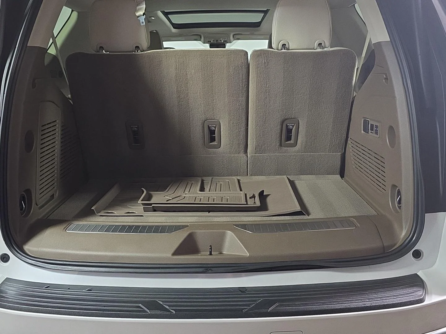 Used 2024 White Frost Tricoat GMC Denali image 3