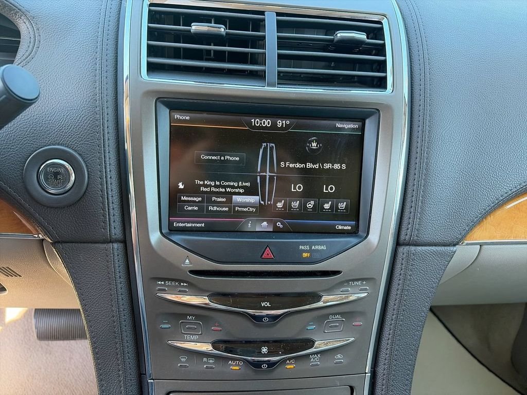 Used 2013 White Lincoln Base image 17