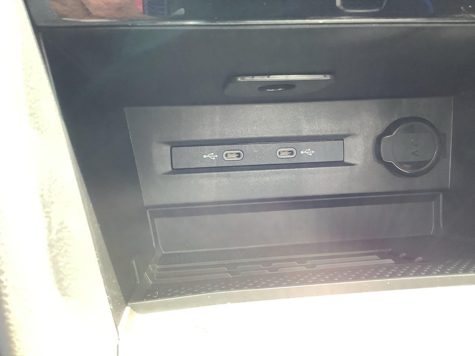 New 2026 Monument Gray w/Deep Black Roof Volkswagen SE Black image 21