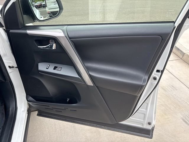 Used 2017 White Toyota XLE image 19