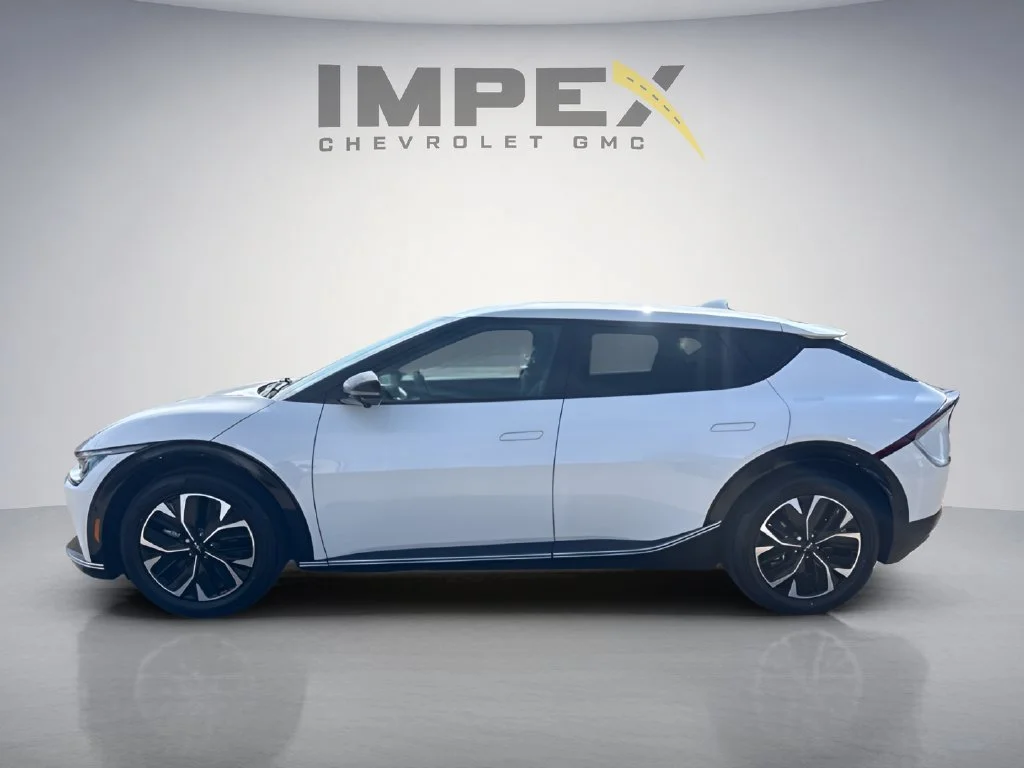 Used 2023 White Kia Wind image 2
