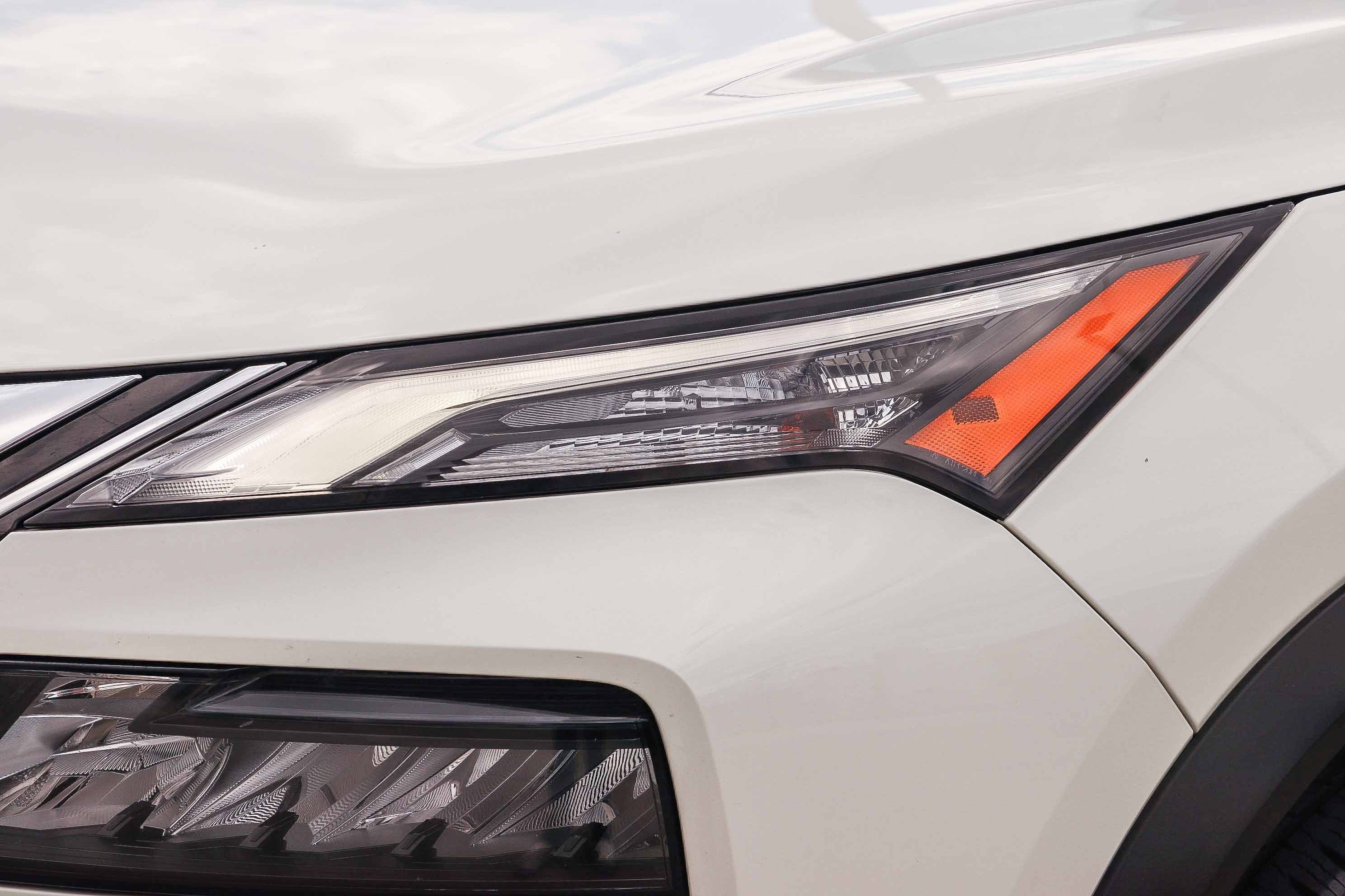 Used 2023 Glacier White Nissan S image 9