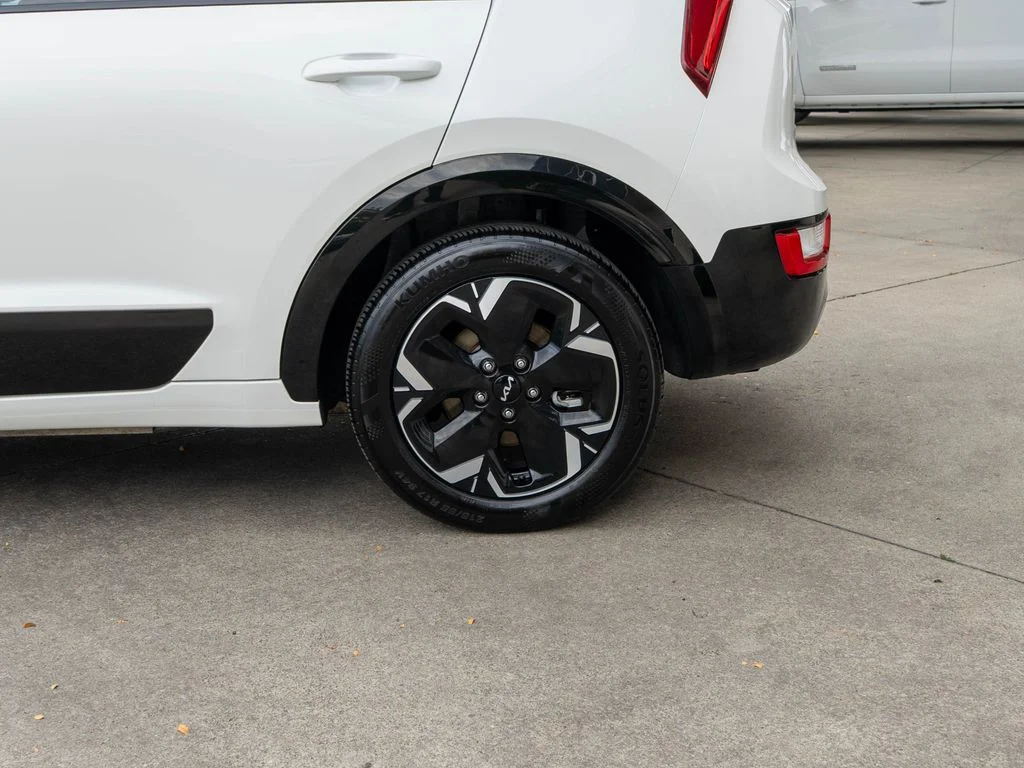 Certified Used 2024 White Kia Wind image 29