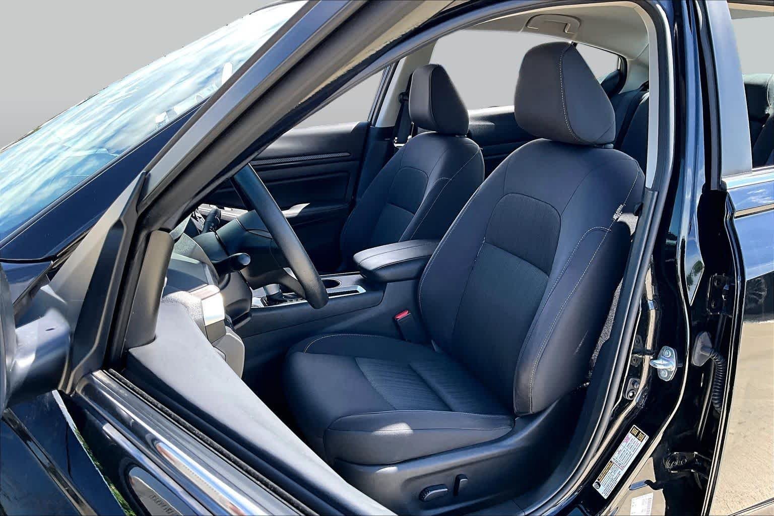 Used 2025 Super Black Nissan SV image 8