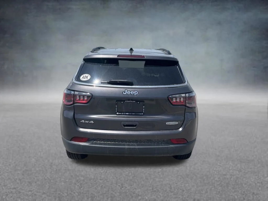 Used 2021 Gray Jeep Latitude image 4