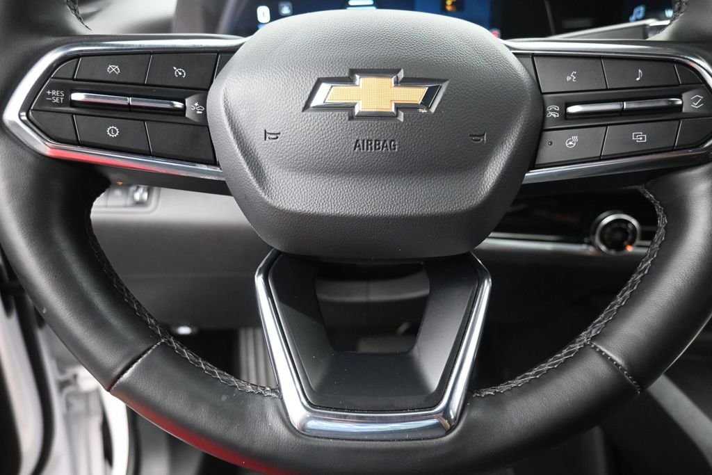 Used 2025 White Chevrolet LT image 17
