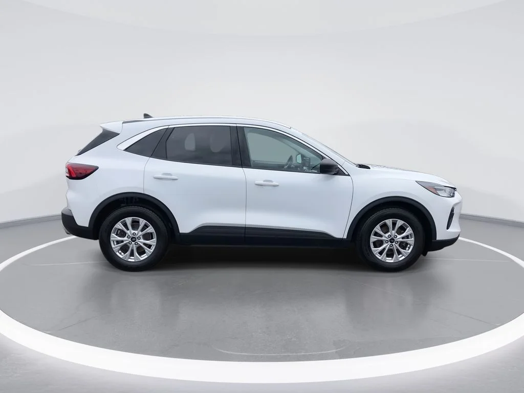Used 2023 White Ford Active image 9
