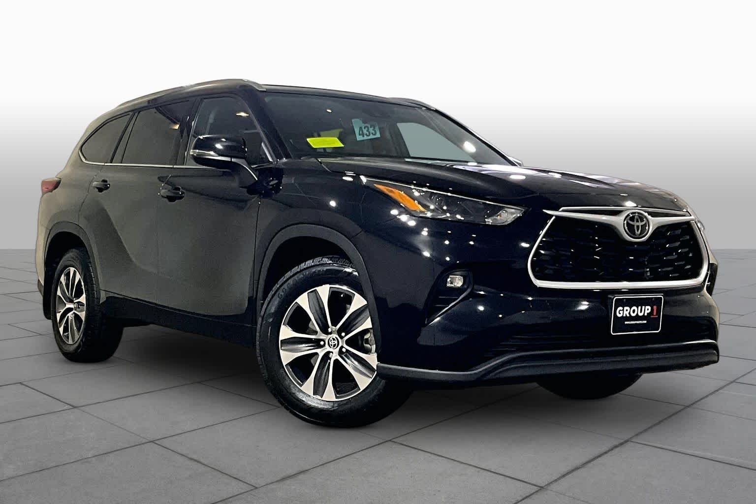 Used 2022 Midnight Black Metallic Toyota XLE image 3
