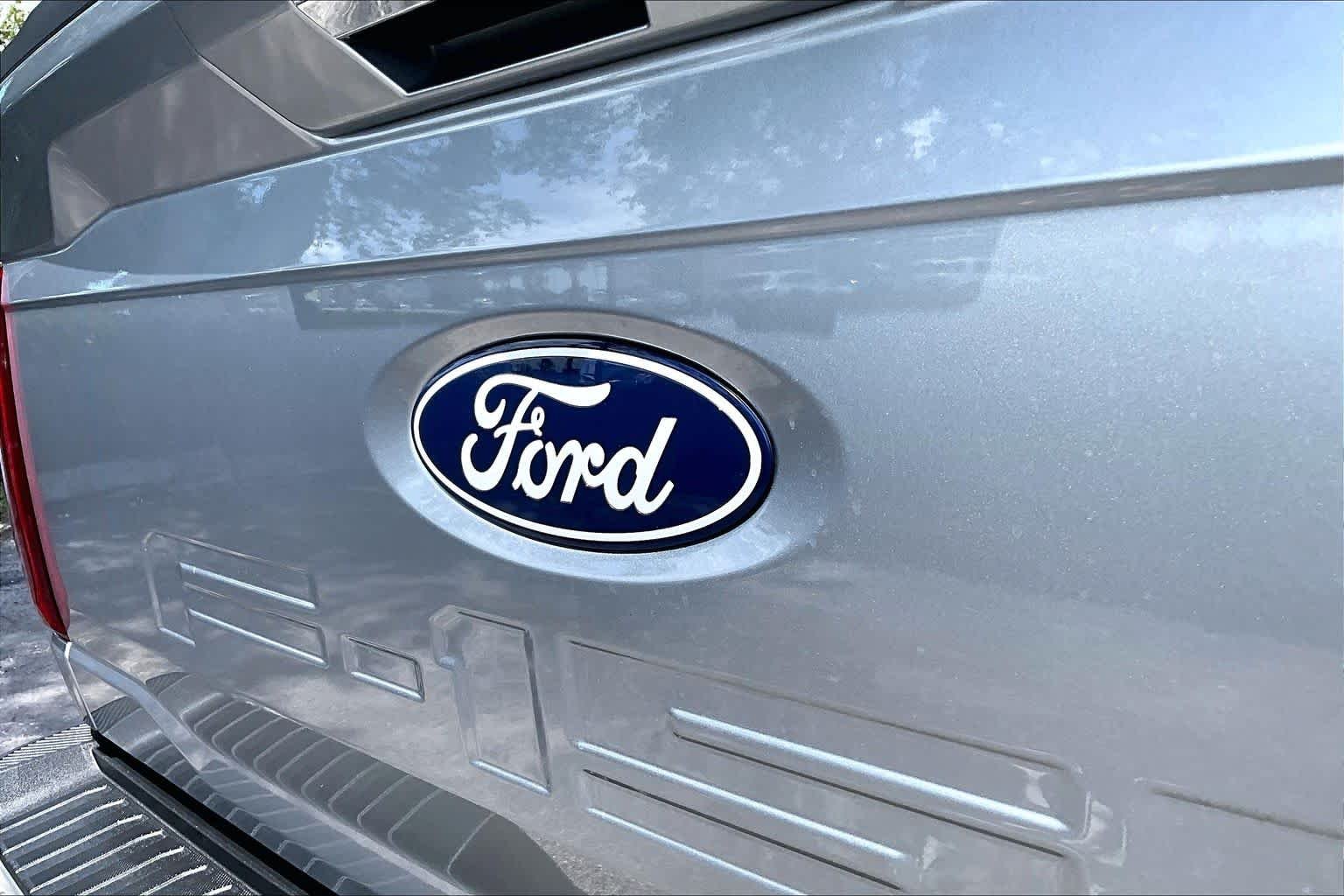 Used 2024 Iconic Silver Metallic Ford LARIAT image 31