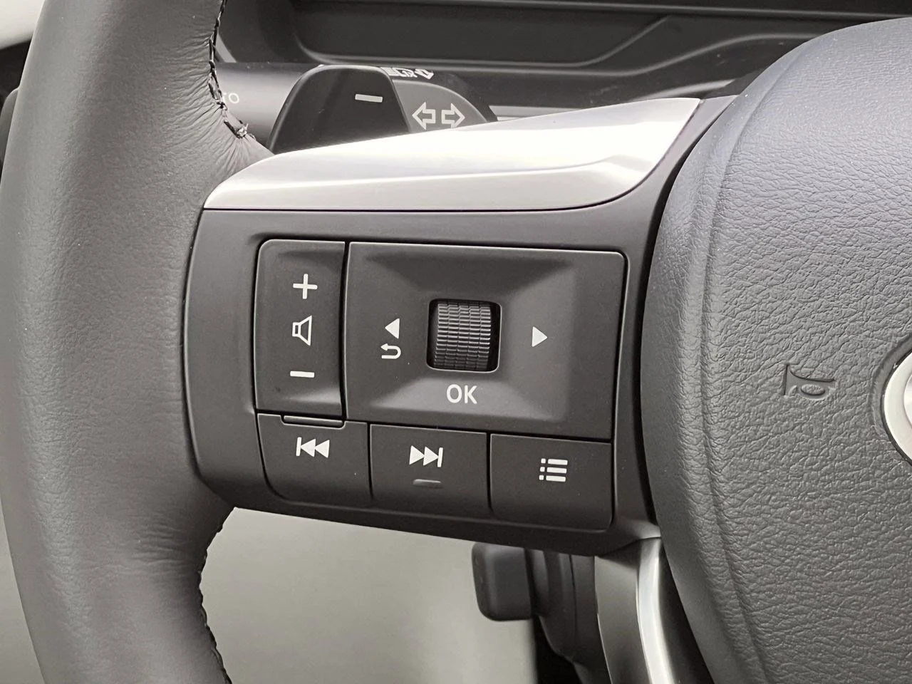 New 2027 RADIANT WHITE INFINITI Luxe FWD image 12