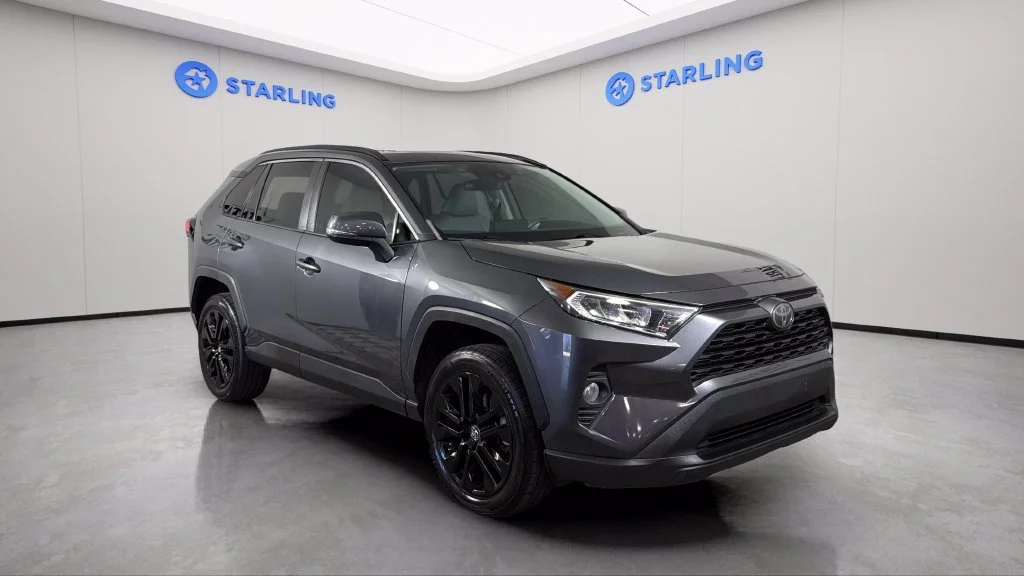 Used 2020  Toyota XLE Premium image 15