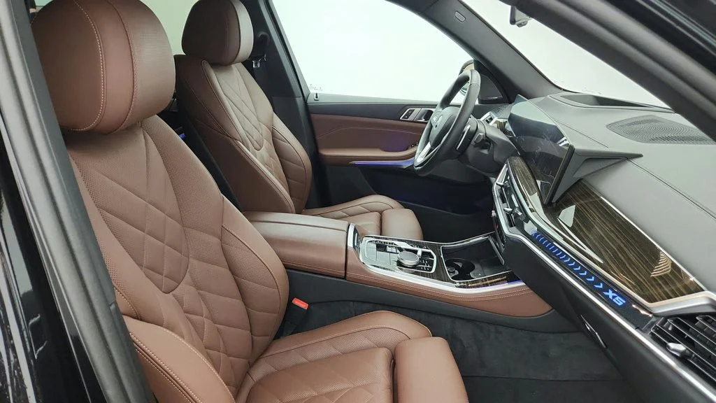 Used 2024 Black Sapphire Metallic BMW xDrive40i SAV w/ Premium Package & Parking Assistance Package image 24