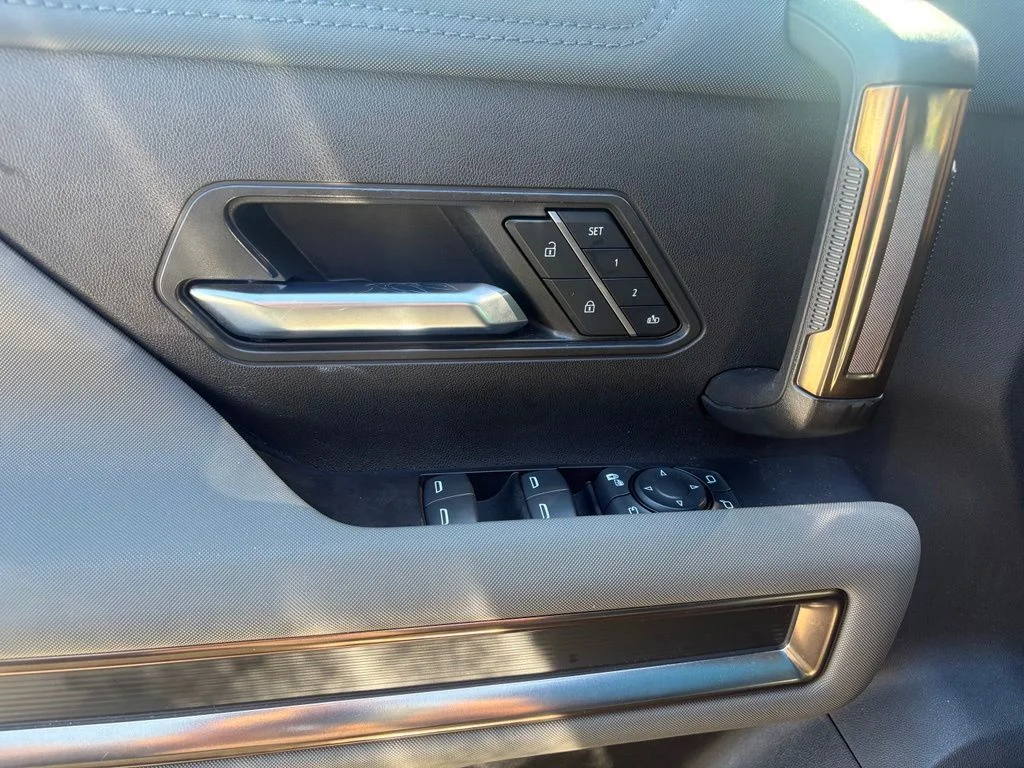 Used 2024 Black GMC 2X image 21