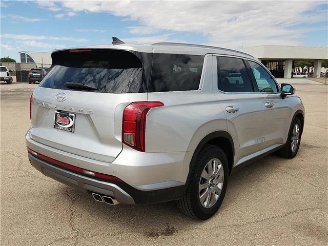 Used 2025 Silver Hyundai SEL Front-Wheel Drive image 4
