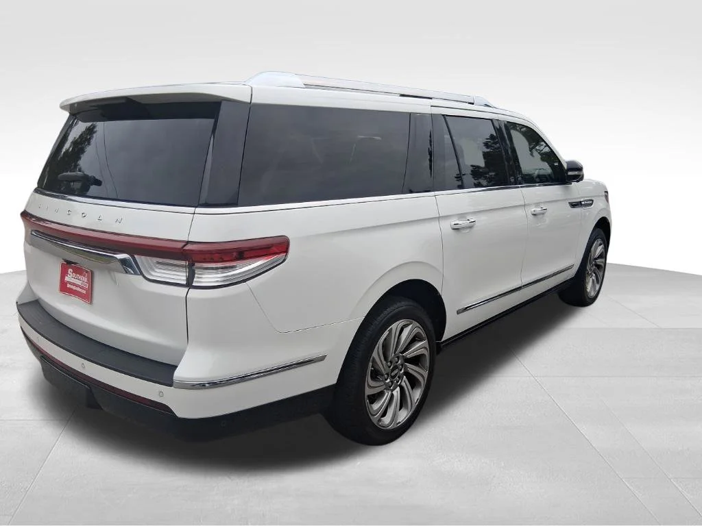 Used 2022 White Lincoln Reserve image 5